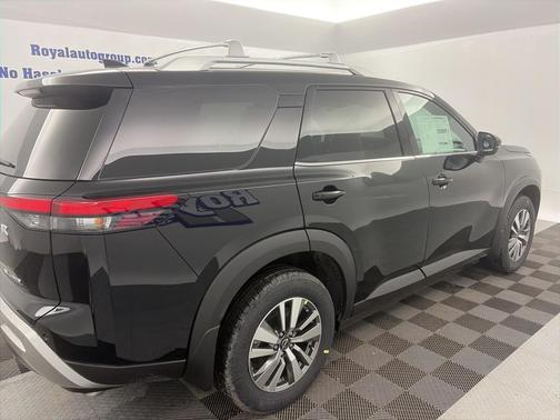 2025 Nissan Pathfinder SL 4WD