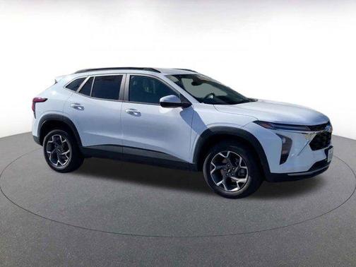 Summit White 2025 Chevrolet Trax LT