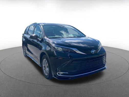 2024 Toyota Sienna XLE 8 Passenger