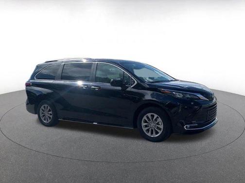 2024 Toyota Sienna XLE 8 Passenger