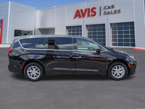 Diamond Black Crystal Pearlcoat 2024 Chrysler Pacifica Touring L