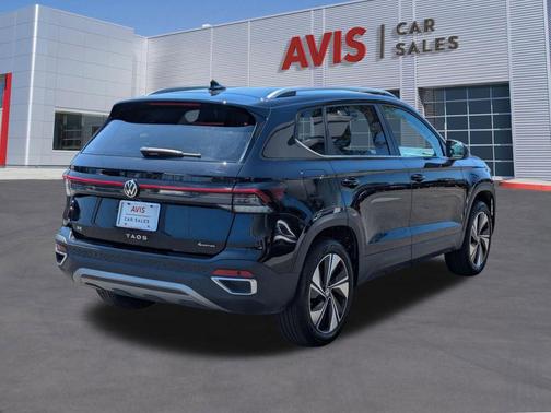 Deep Black Pearl 2025 Volkswagen Taos 1.5T SE
