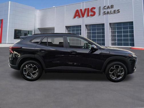 Mosaic Black Metallic 2025 Chevrolet Trax LT