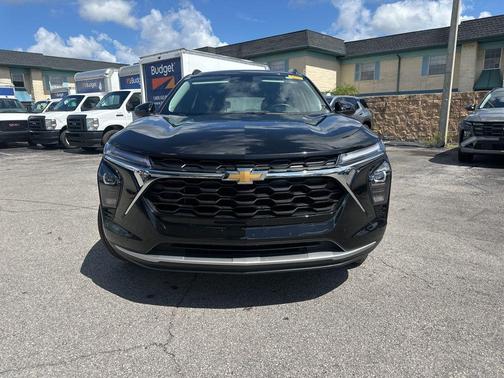 Mosaic Black Metallic 2025 Chevrolet Trax LT