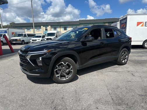 Mosaic Black Metallic 2025 Chevrolet Trax LT