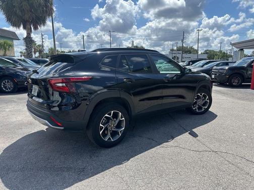 Mosaic Black Metallic 2025 Chevrolet Trax LT