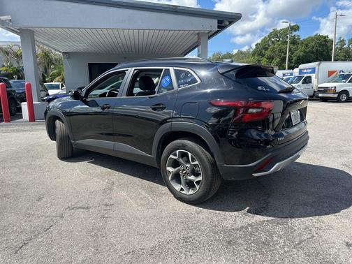 Mosaic Black Metallic 2025 Chevrolet Trax LT