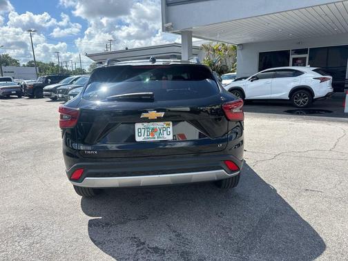 Mosaic Black Metallic 2025 Chevrolet Trax LT