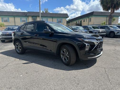 Mosaic Black Metallic 2025 Chevrolet Trax LT