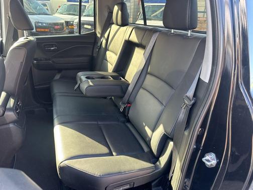 Crystal Black Pearl 2025 Honda Ridgeline RTL