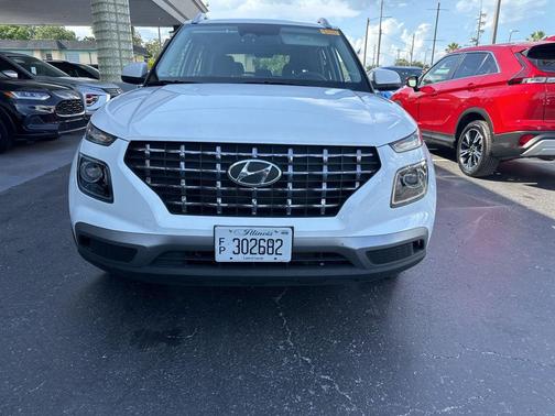 Lunar White 2025 Hyundai VENUE SEL