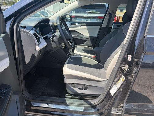 Deep Black Pearl 2025 Volkswagen Taos 1.5T SE