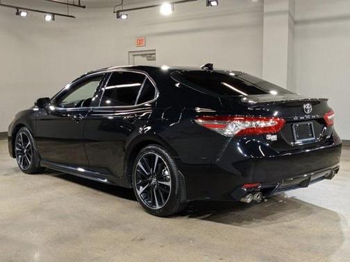 Photo 5 of 37 of 2019 Toyota Camry XSE