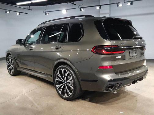 2023 BMW X7 M60i
