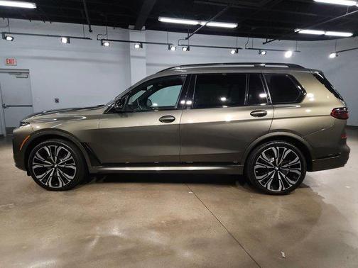 2023 BMW X7 M60i