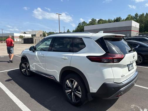 Pearl White Tricoat 2023 Nissan Rogue SL