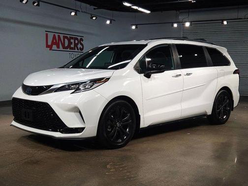 2022 Toyota Sienna XSE 7 Passenger