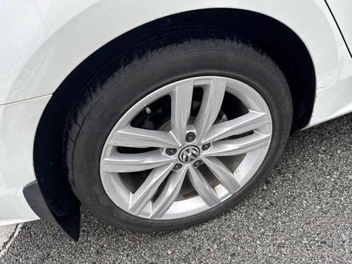 2018 Volkswagen Passat 2.0T SEL Premium