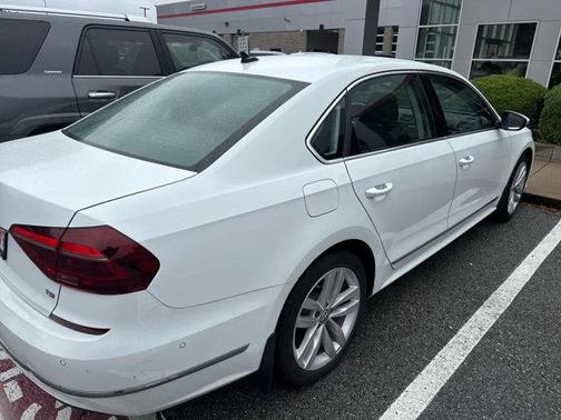 2018 Volkswagen Passat 2.0T SEL Premium