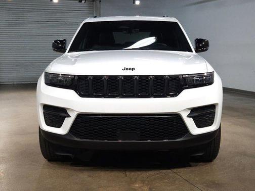 Bright White Clearcoat 2025 Jeep Grand Cherokee Altitude