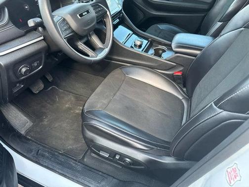 Bright White Clearcoat 2025 Jeep Grand Cherokee Altitude