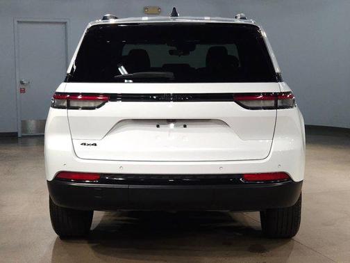 Bright White Clearcoat 2025 Jeep Grand Cherokee Altitude