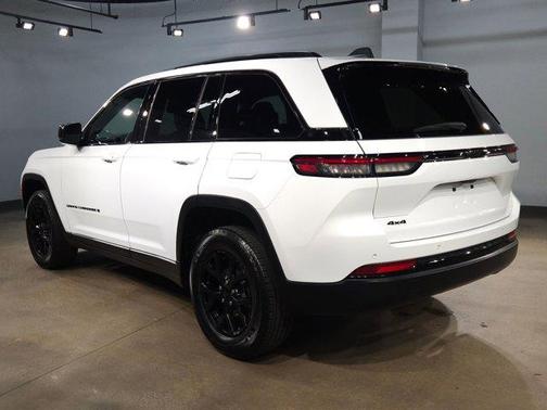 Bright White Clearcoat 2025 Jeep Grand Cherokee Altitude
