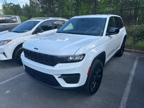 Bright White Clearcoat 2025 Jeep Grand Cherokee Altitude