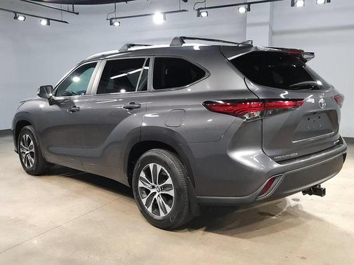 Magnetic Gray Metallic 2023 Toyota Highlander XLE