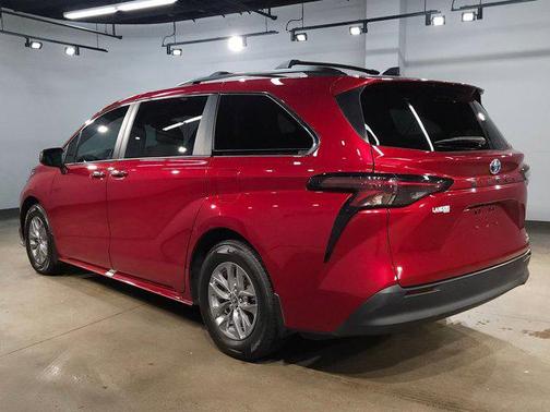 2024 Toyota Sienna XLE 8 Passenger