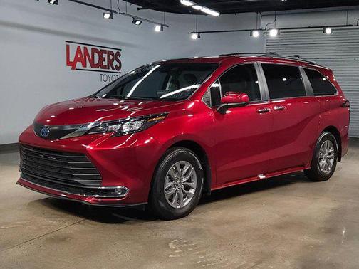2024 Toyota Sienna XLE 8 Passenger