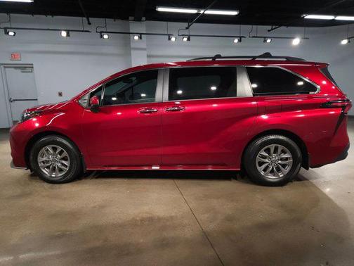 2024 Toyota Sienna XLE 8 Passenger
