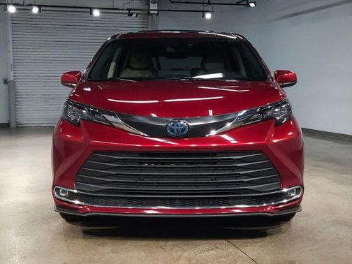 2024 Toyota Sienna XLE 8 Passenger