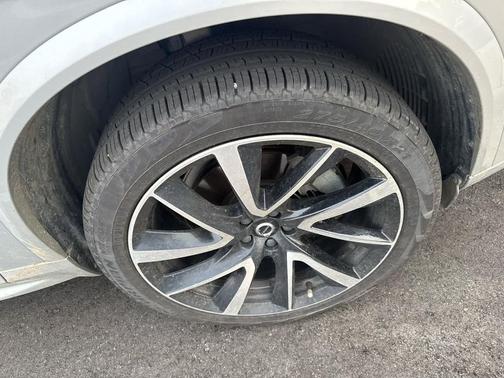 Silver Dawn Metallic 2023 Volvo XC90 B6 Plus 7-Seater