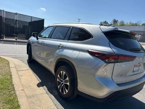 Celestial Silver Metallic 2025 Toyota Highlander XLE