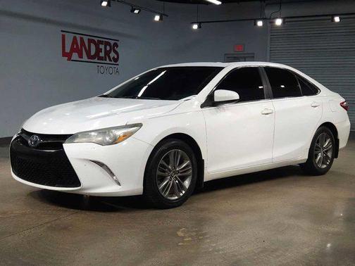Super White 2015 Toyota Camry SE