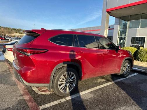 2022 Toyota Highlander Hybrid Platinum