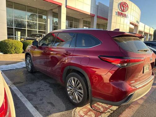 2022 Toyota Highlander Hybrid Platinum