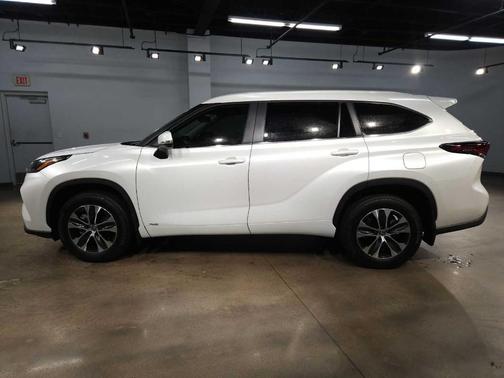 2025 Toyota Highlander Hybrid XLE