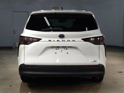 2024 Toyota Sienna LE