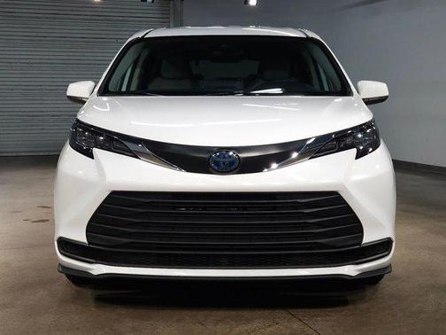 2024 Toyota Sienna LE