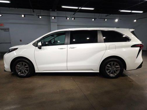 2024 Toyota Sienna LE
