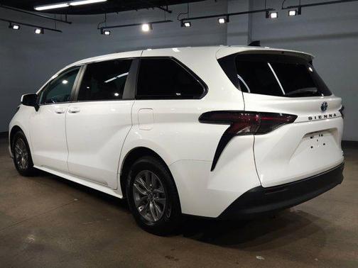 2024 Toyota Sienna LE