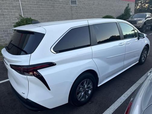 Ice Cap 2025 Toyota Sienna LE