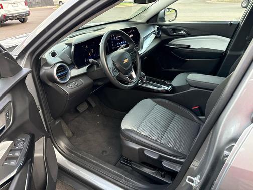Sterling Gray Metallic 2025 Chevrolet Trax LT