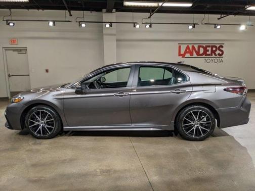 Photo 4 of 36 of 2021 Toyota Camry SE