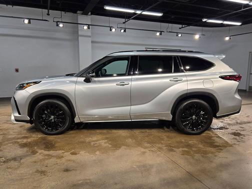 Celestial Silver Metallic 2025 Toyota Highlander XSE