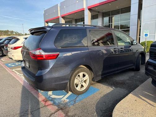 2020 Toyota Sienna LE