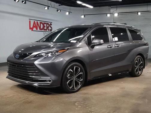 2025 Toyota Sienna Platinum 7 Passenger