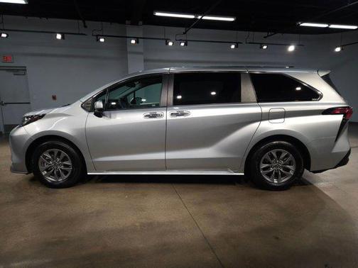 2022 Toyota Sienna XLE 7 Passenger